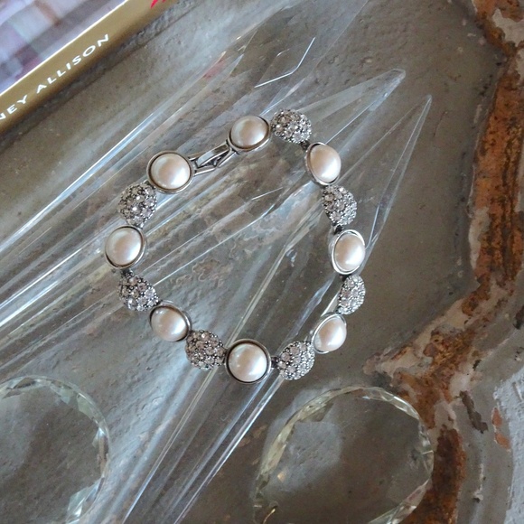 Rare Vintage Monet Faux Pearl Cabs & Pavé Crystal Silver Tone Elegant Bracelet - Picture 8 of 8